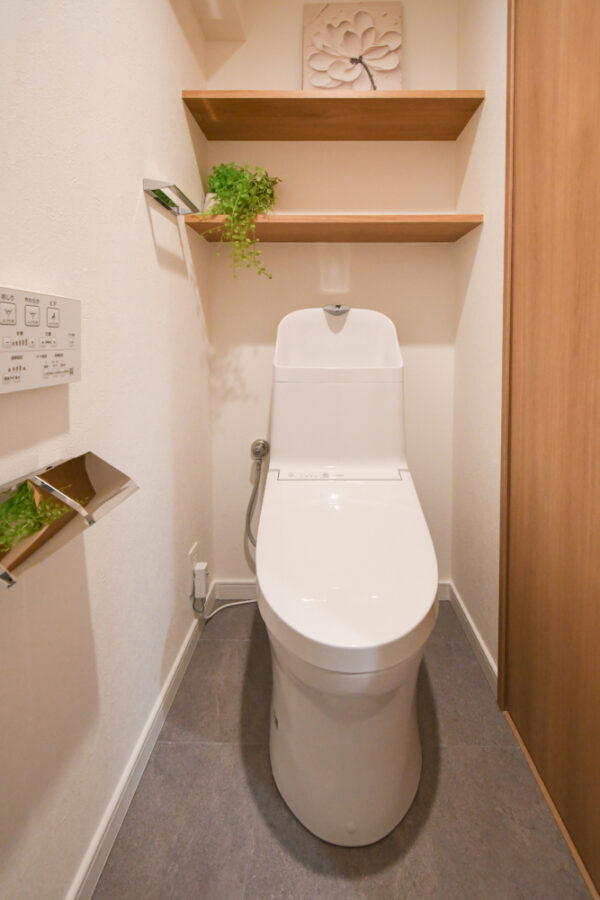 トイレの床も石目柄フロアタイル