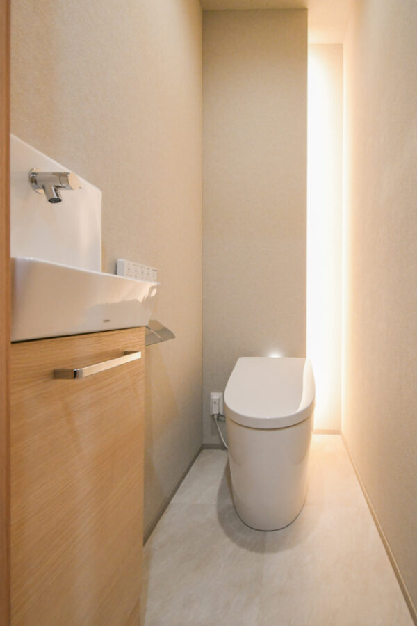 トイレを広くして間接照明で豪華