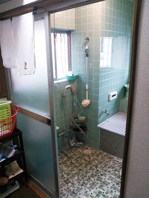 【浴室入口】3枚引き戸、段差なしのバリアフリー