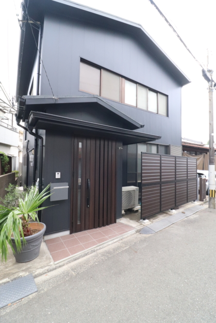 壁は金属サイディング張り
