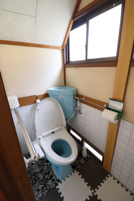 クロス仕上げの衛生的なトイレ