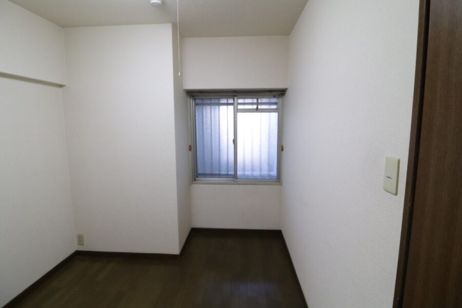窓の上に枕棚パイプ付けて服も簡単に掛けれます