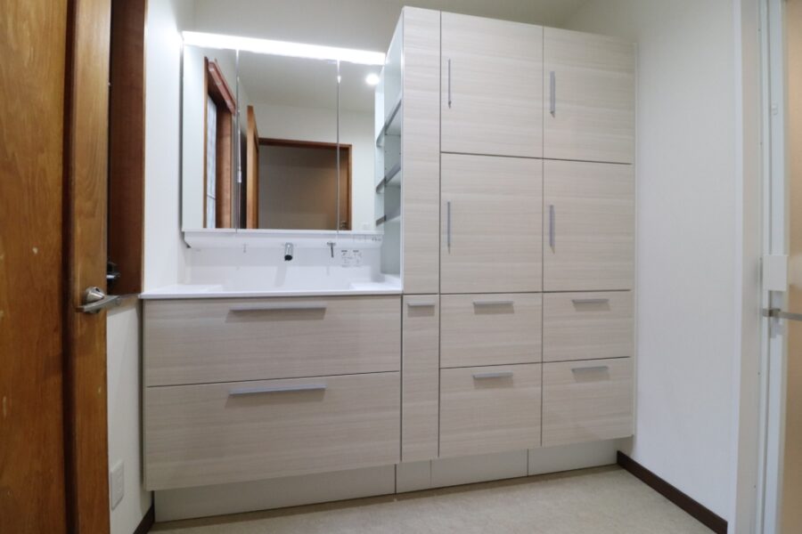 どこまでもたっぷり収納出来る洗面化粧台へ
