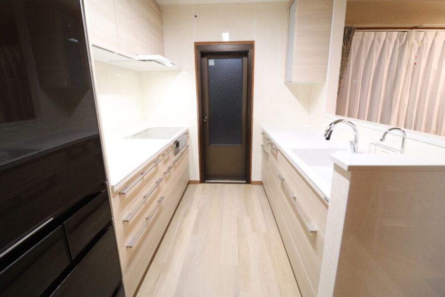 天板はセラミックワークトップや機器類充実