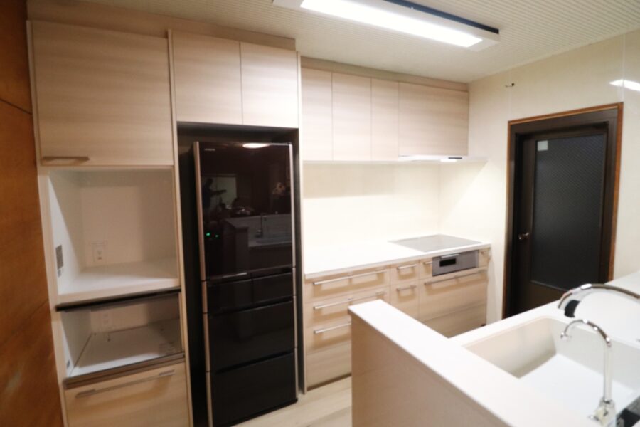 冷蔵庫も納まりカップボード一体型キッチン