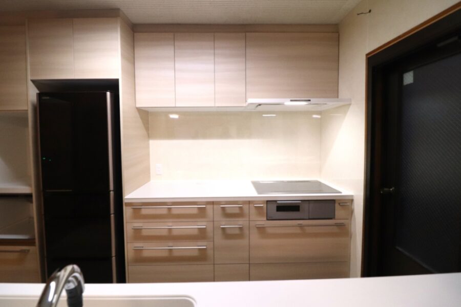 コンロ側はIHを右寄せして掃除不要のレンジフード