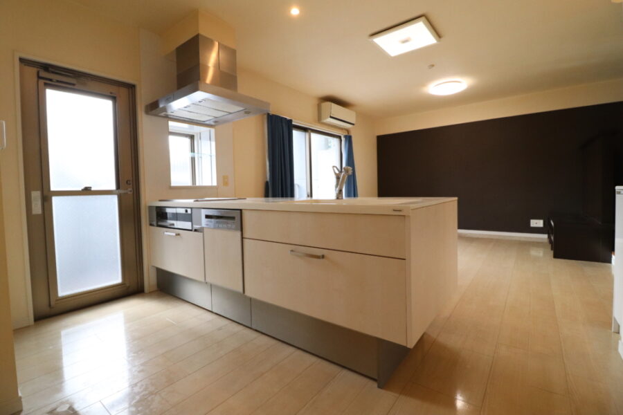 落ち着いたチャコールブラック色