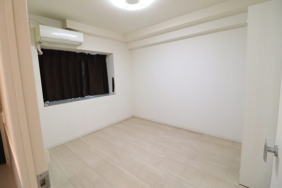 全面グレークロス張りの洋室へ