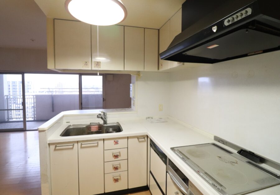 吊り戸棚や壁を撤去して開放的に