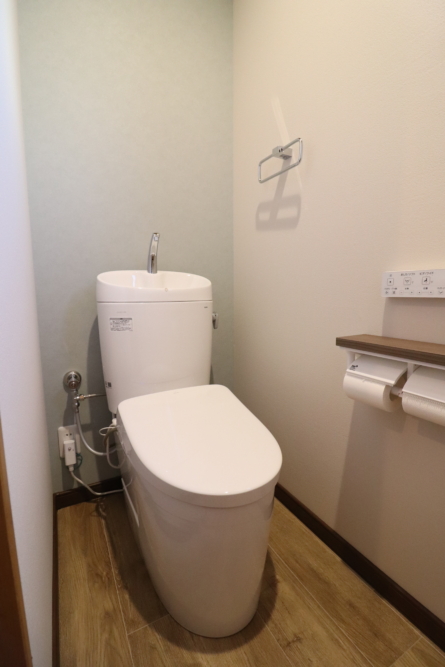 アクセントクロスも映える節水型トイレへ