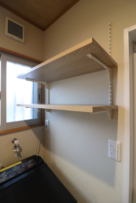 壁に木目柄造作棚設置