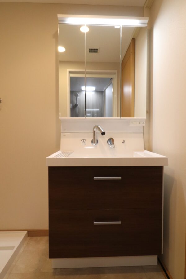 洗面台も使いやすいハイバックカウンターへ
