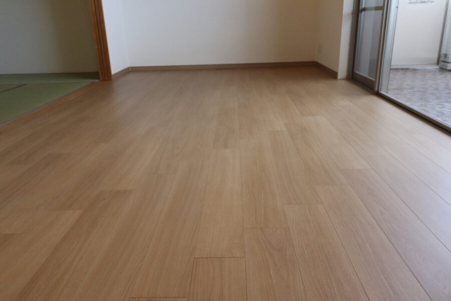 新しい色合いのクリエオーク色