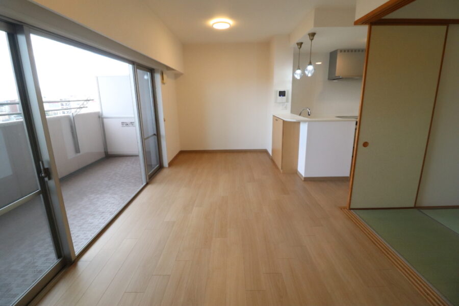 クロスも白系で明るく綺麗に