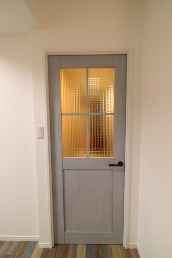 リビング入口ドアも取替