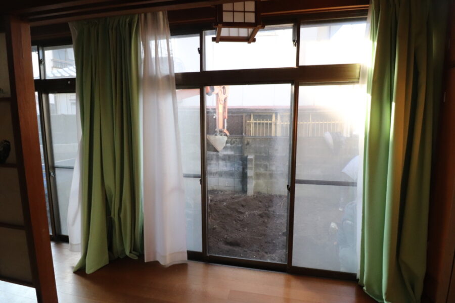 サッシ上で遊べるように