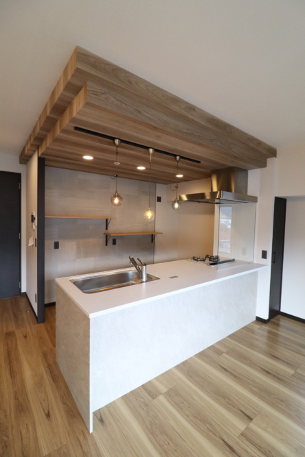 木目柄アクセントクロス張りとペンダント照明追加