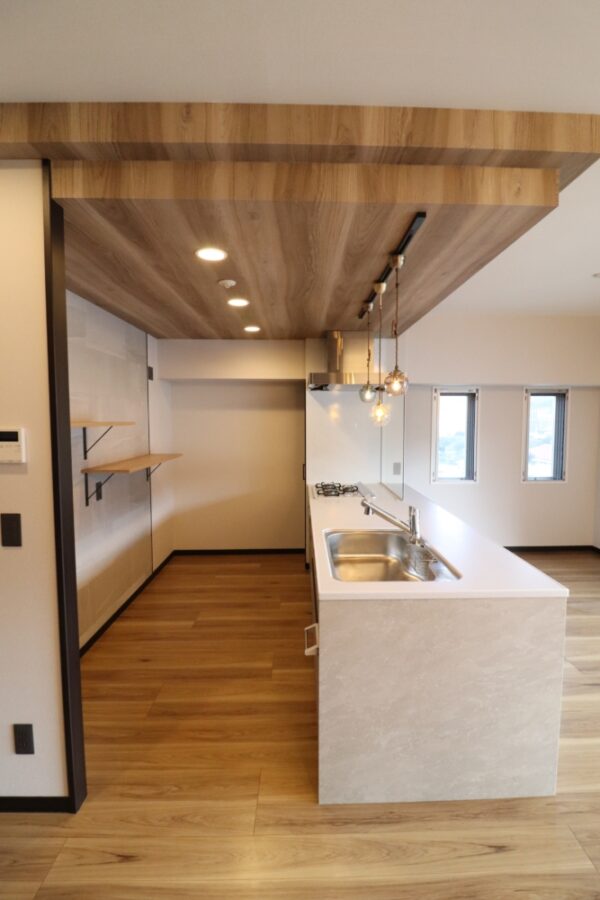 キッチンと木目天井でとってもオシャレに