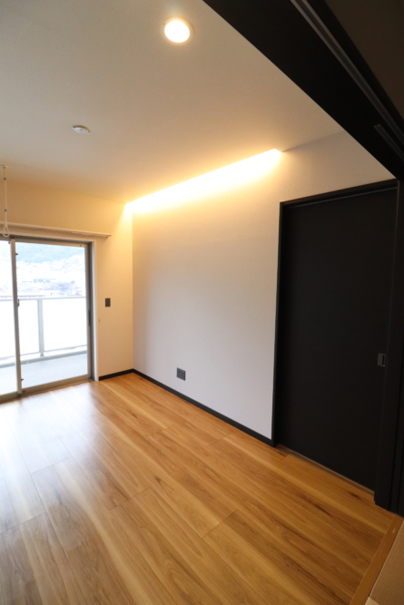 調光スイッチで落ち着きある豪華なリビングへ