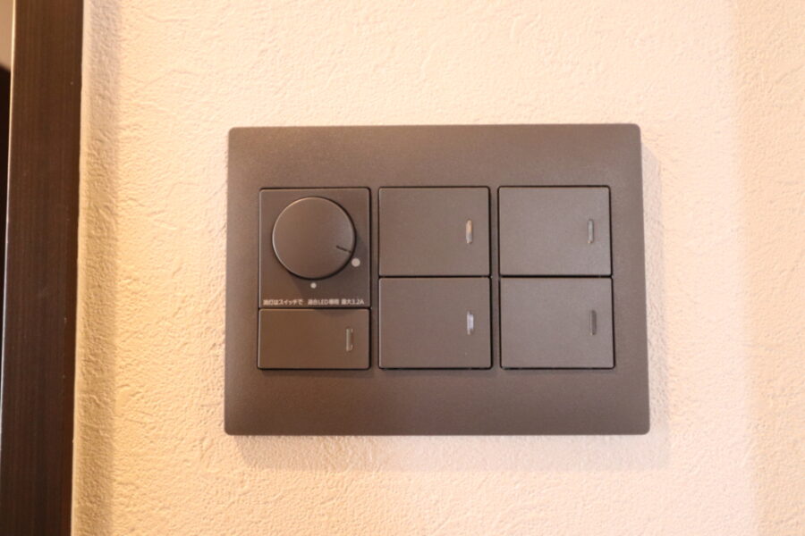 調光スイッチで落ち着きある豪華なリビングへ