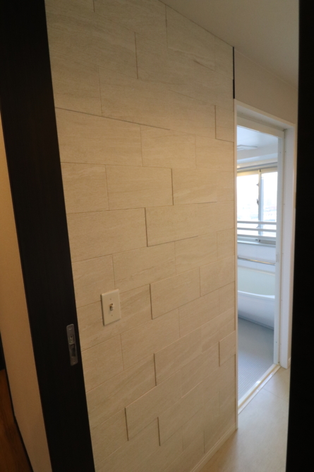 洗面背面はエコカラット張り