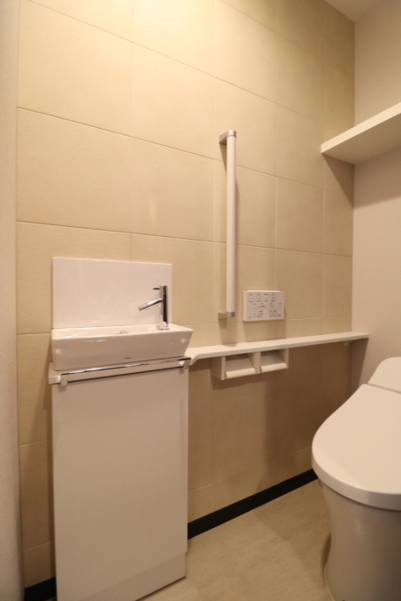 トイレ面もエコカラット張り