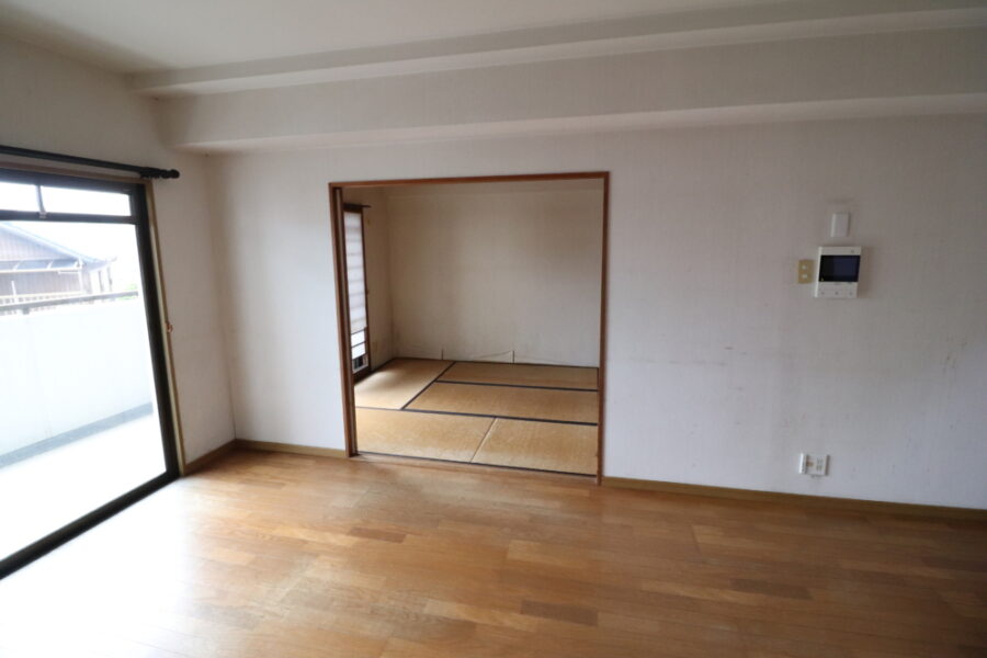 3枚片引き戸で開けると洋室へ続く