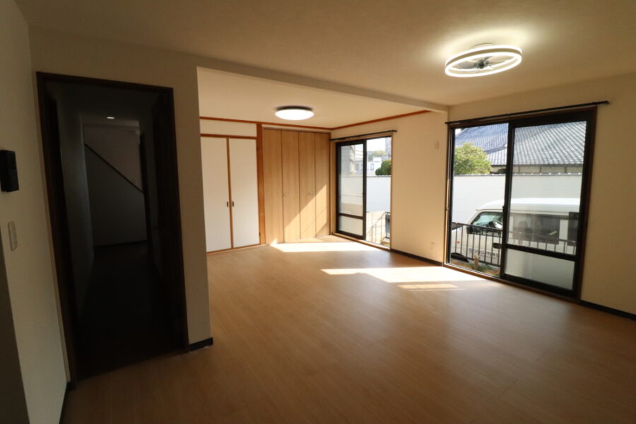 フローリングも段差なく明るく広がる