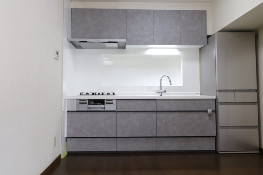 流行りの石目柄グレーの落ち着きあるキッチン