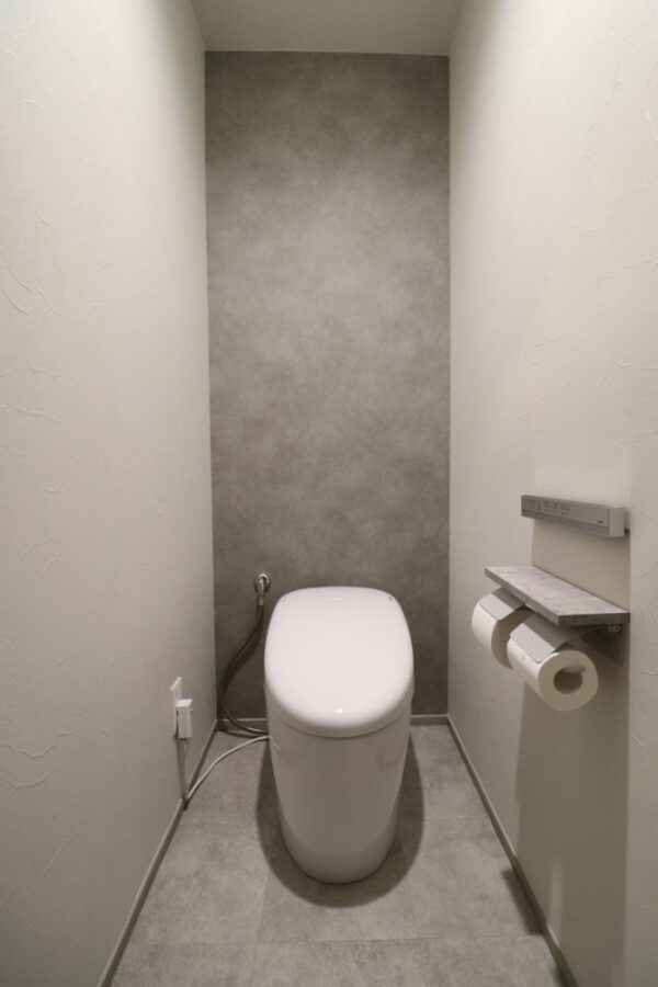 グレー基調のシックで素敵なタンクレストイレ