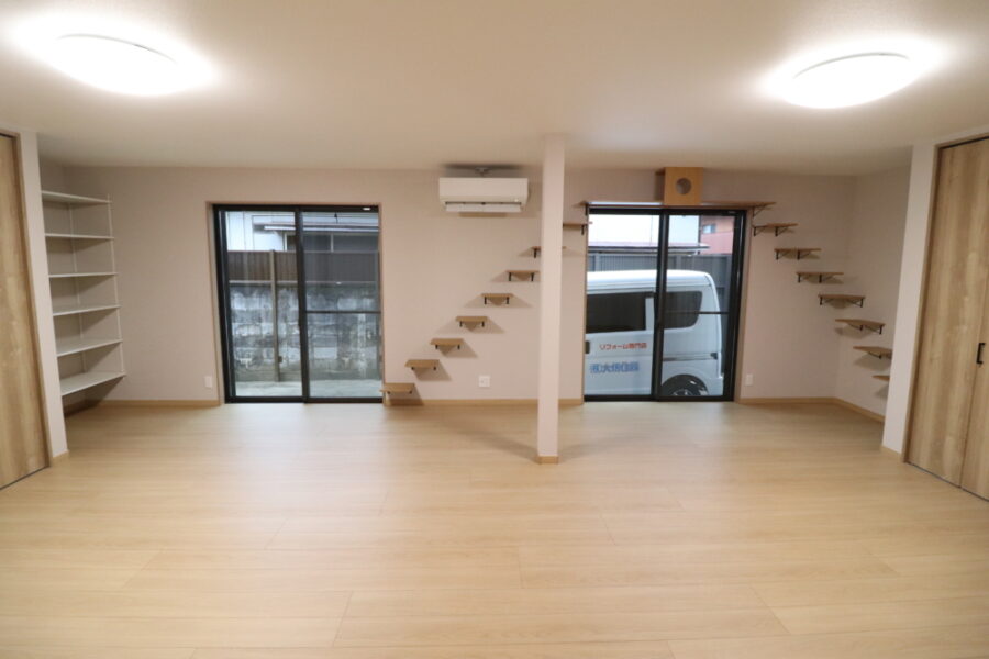 抜けない柱はクロス仕上げで明るい洋室へ