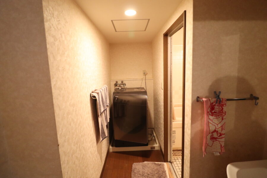 赤い床長尺シート張り