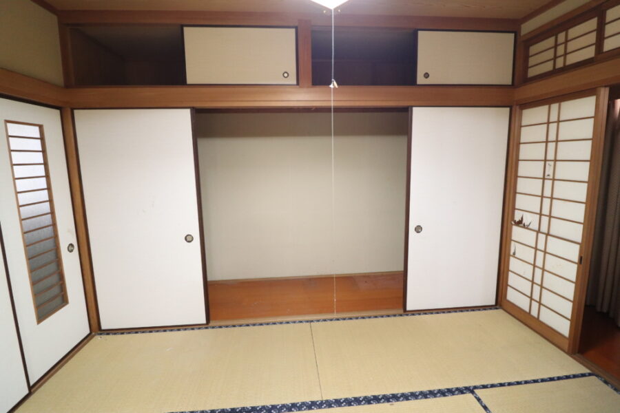 収納もたっぷり出来て左側は中段棚で右側は枕棚とパイプ2本