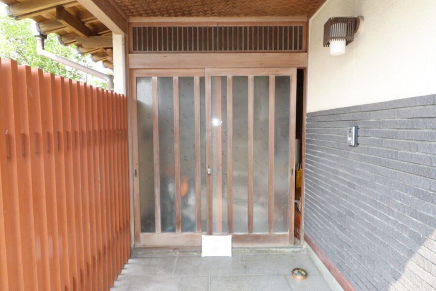 玄関ドアも木製から断熱性ある2枚建て