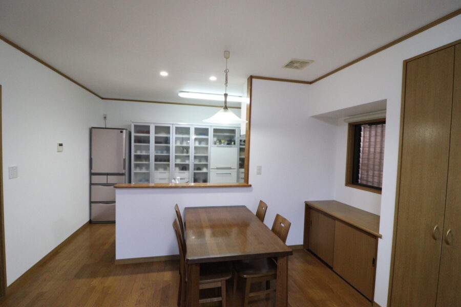 吊り戸は撤去して開放的な対面キッチンへ