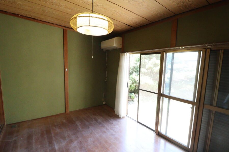 和風の壁も洋風に変わ