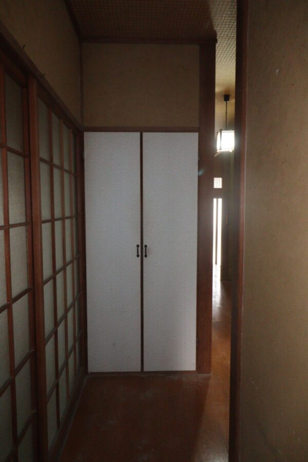 廊下収納位置も変えて使いやすく収納しやすく