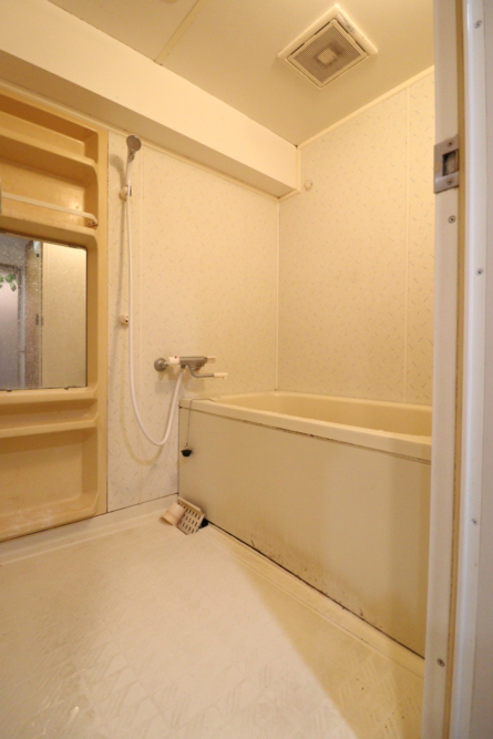 ウォールナット系で落ち着きのある色合い