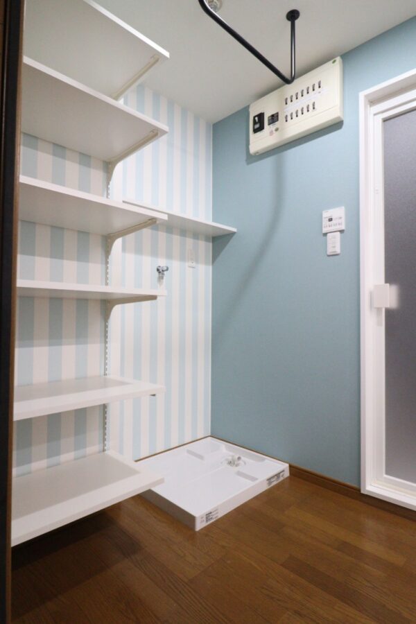 家具を撤去してたっぷり置けるオープン造作棚
