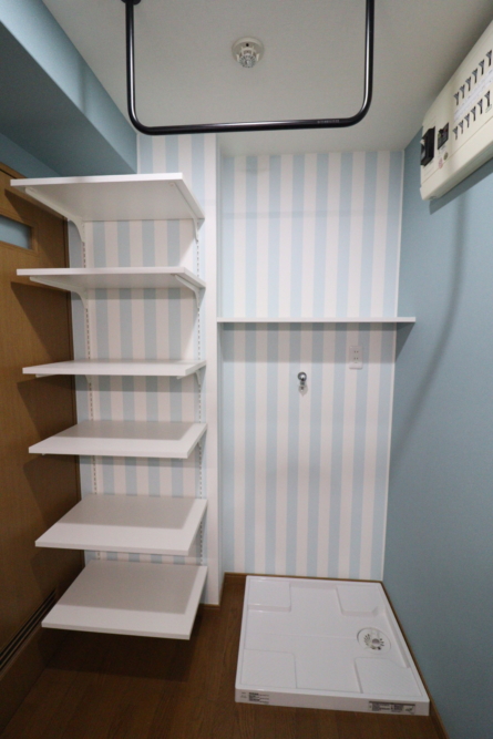 家具を撤去してたっぷり置けるオープン造作棚