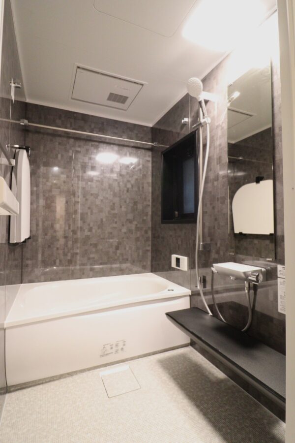 落ち着きある石目柄バスルーム