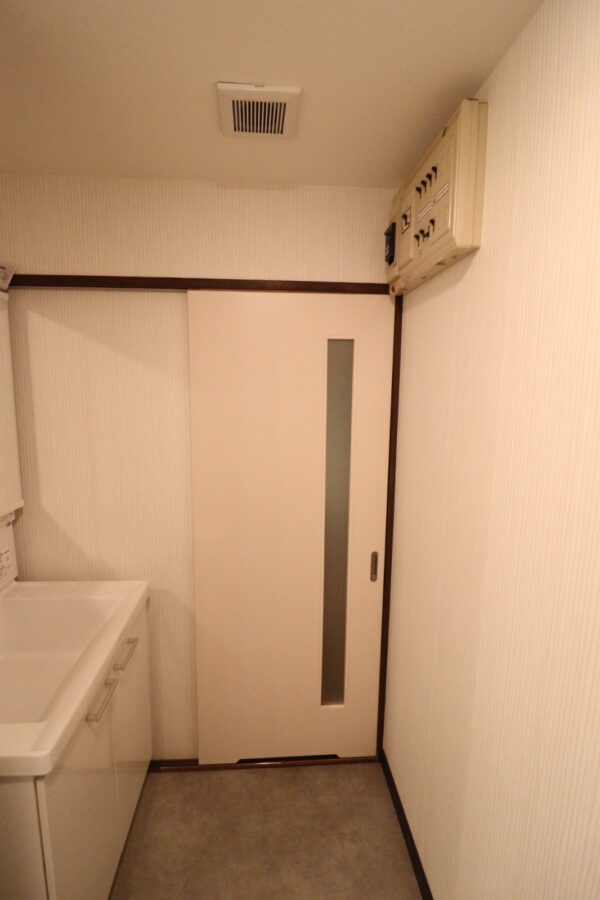 洗面所入り口ドアも造作建具新調