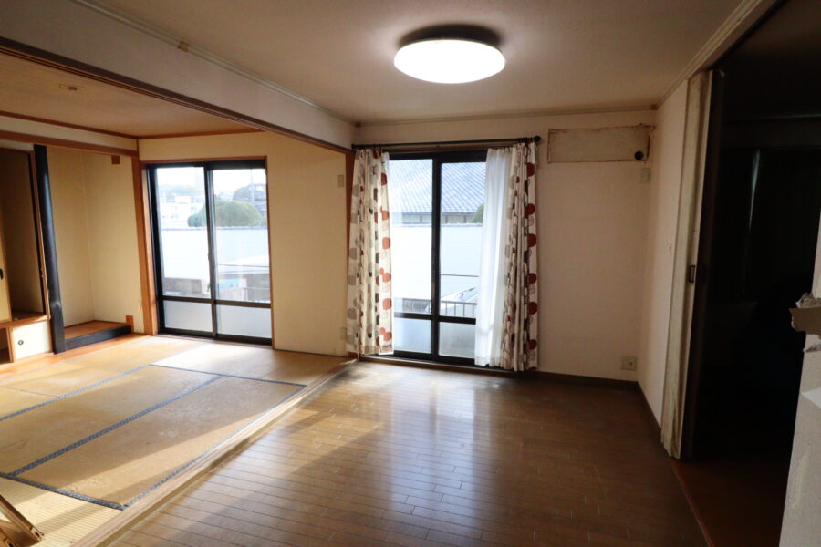 フローリングも段差なく明るく広がる