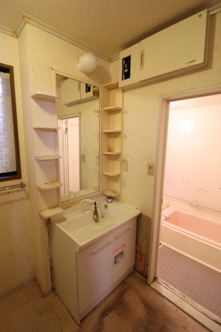 洗面台も使いやすいハイバックカウンターへ