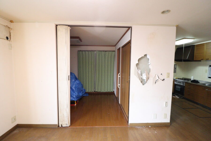 アコーディオンカーテンから2枚引き違い戸