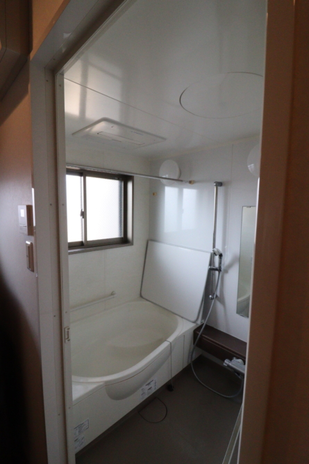 落ち着きのあるグレー石目柄バスルーム