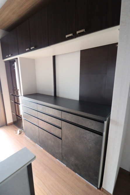 濃い色合い落ち着きあるカップボードへ