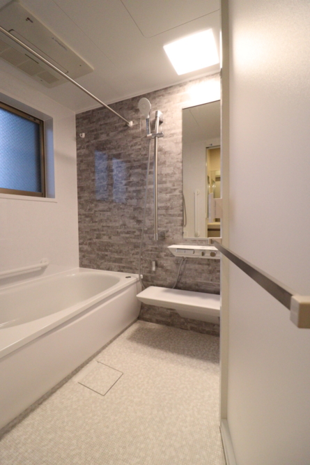 落ち着きのあるグレー石目柄バスルーム