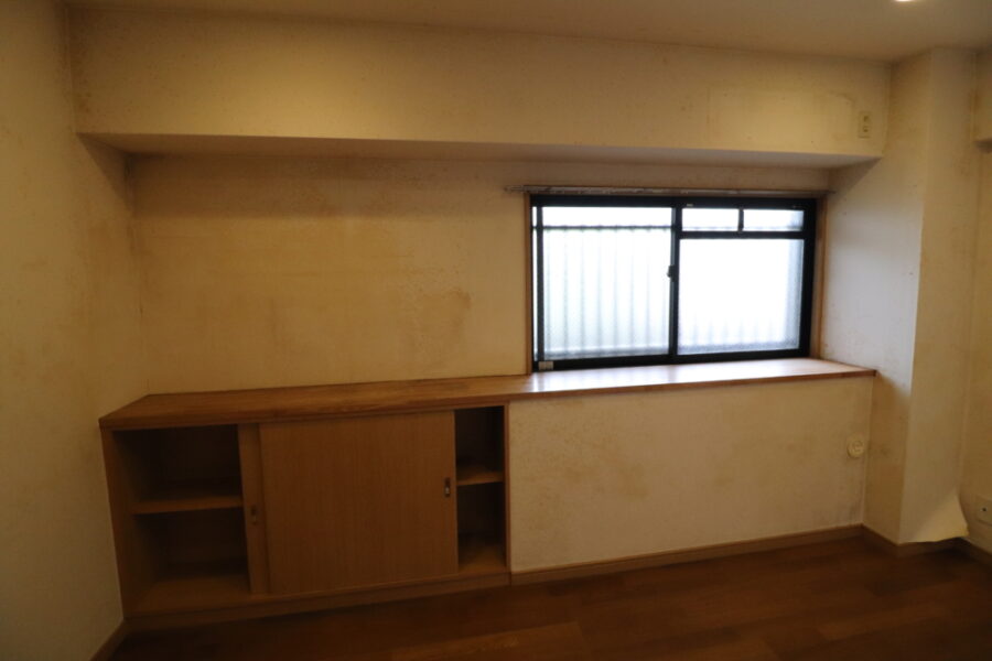収納家具を撤去して造作カウンター設置