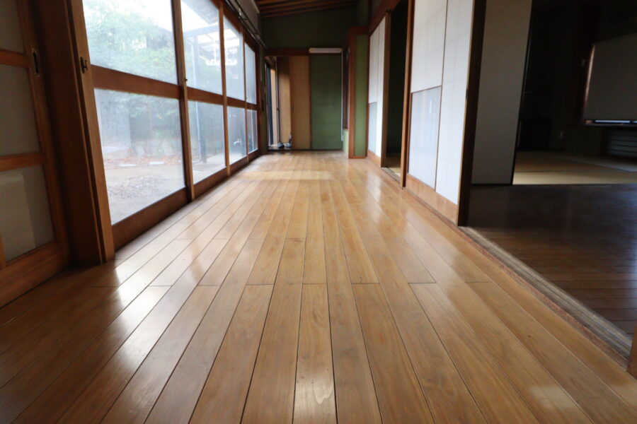 壁や床も変わり大きなサッシ取替